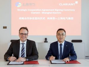 Signing in CIC, Frankfurt. Stephan Eckle, Clariant, Ni Jianjun, Shanghai Electric - copyright Clariant
