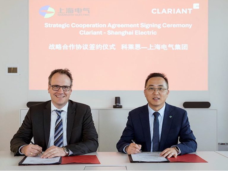 Signing in CIC, Frankfurt. Stephan Eckle, Clariant, Ni Jianjun, Shanghai Electric - copyright Clariant